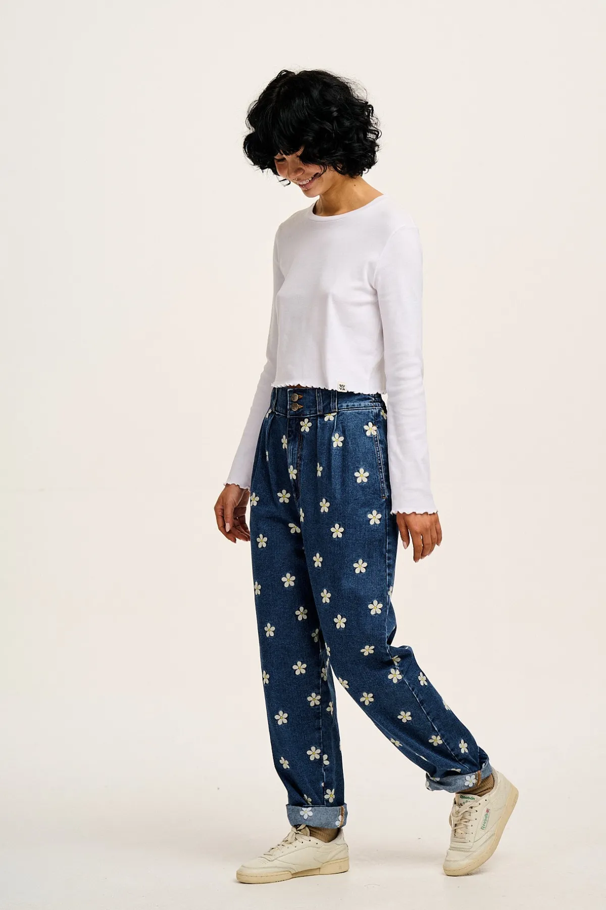 Hot Addison - Tapered Denim Jeans in Mid Wash with Daisy Embroidery All Bottoms|Jeans