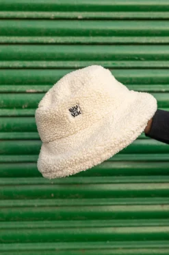 Best Travis - Borg Fleece Bucket Hat in Cream All Accessories|Hats & Hair